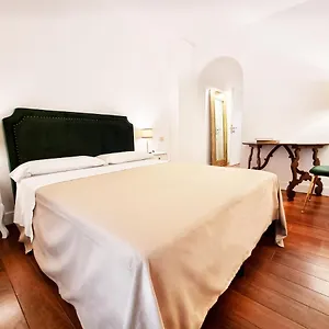 Charme & Chic San Giacomo Apartment